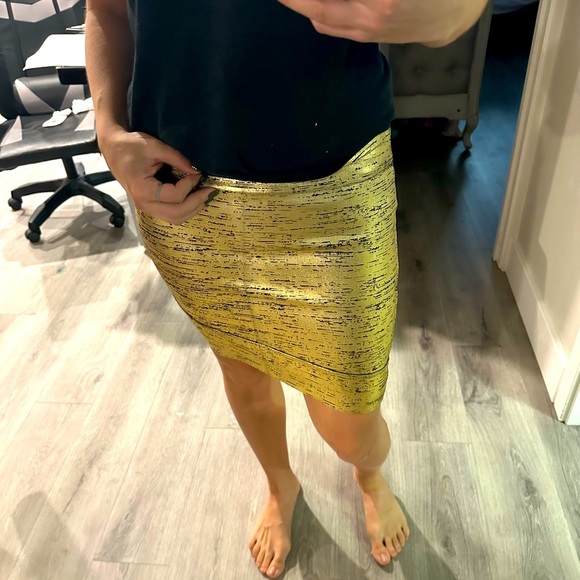 BCBG Bandage Gold Skirt Size M - Picture 1 of 4